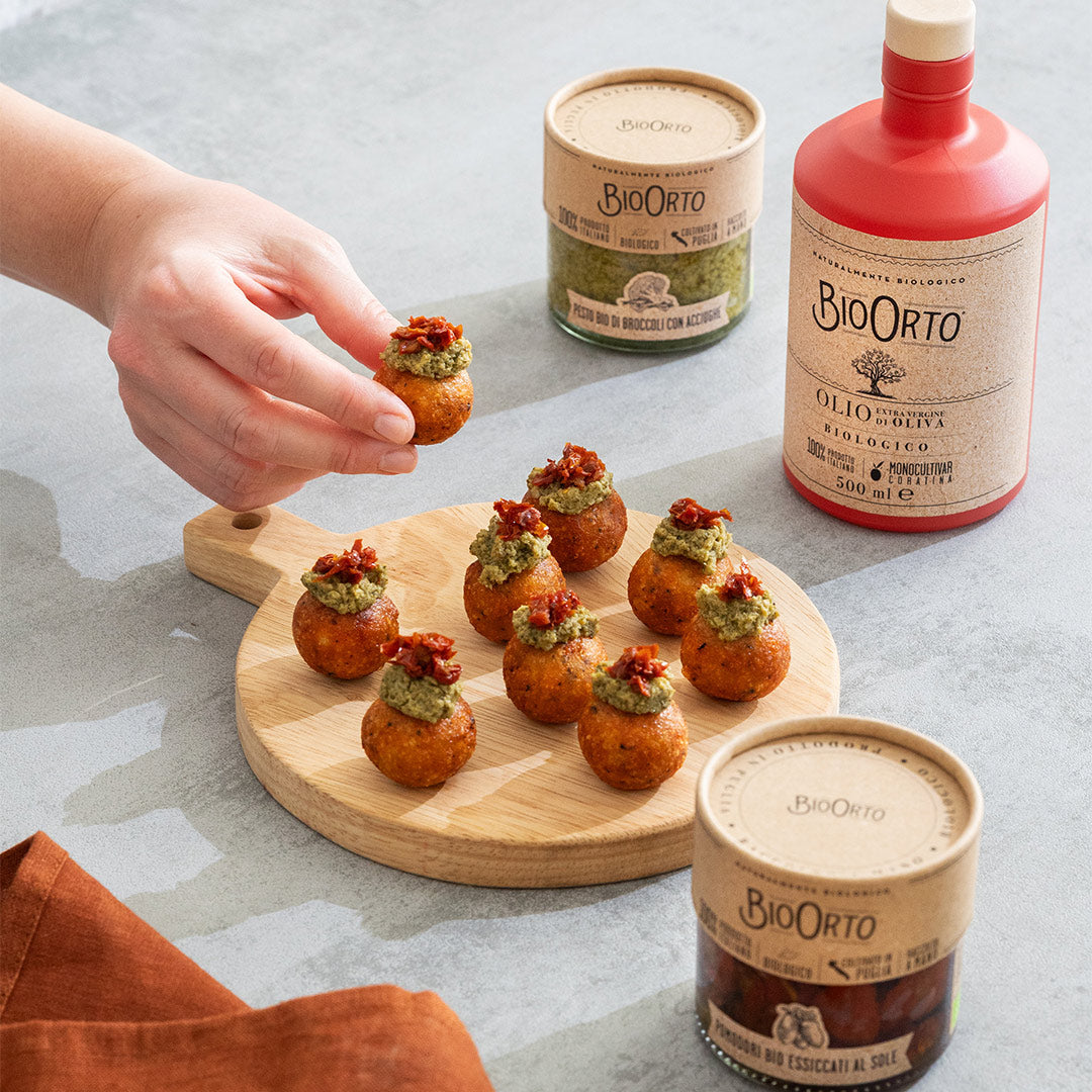 Palline di parmigiano con pesto di broccoli e pomodori essiccati