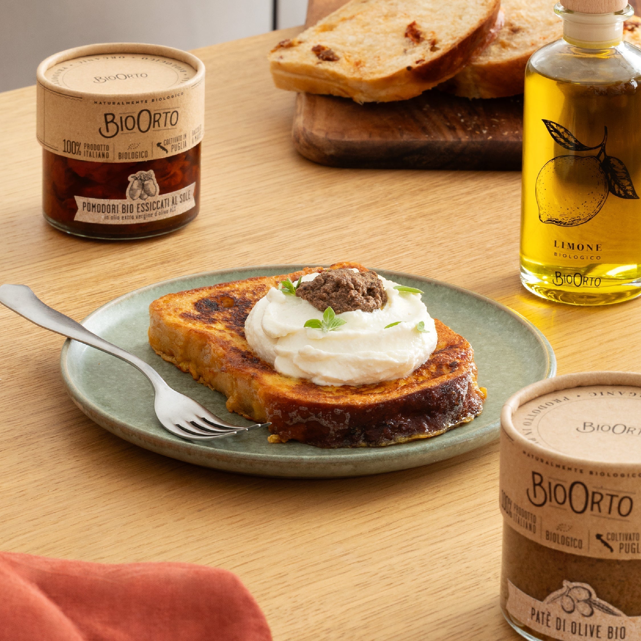 French toast salato ai Pomodori secchi con Paté di olive, ricotta e Aromatico al limone Bio