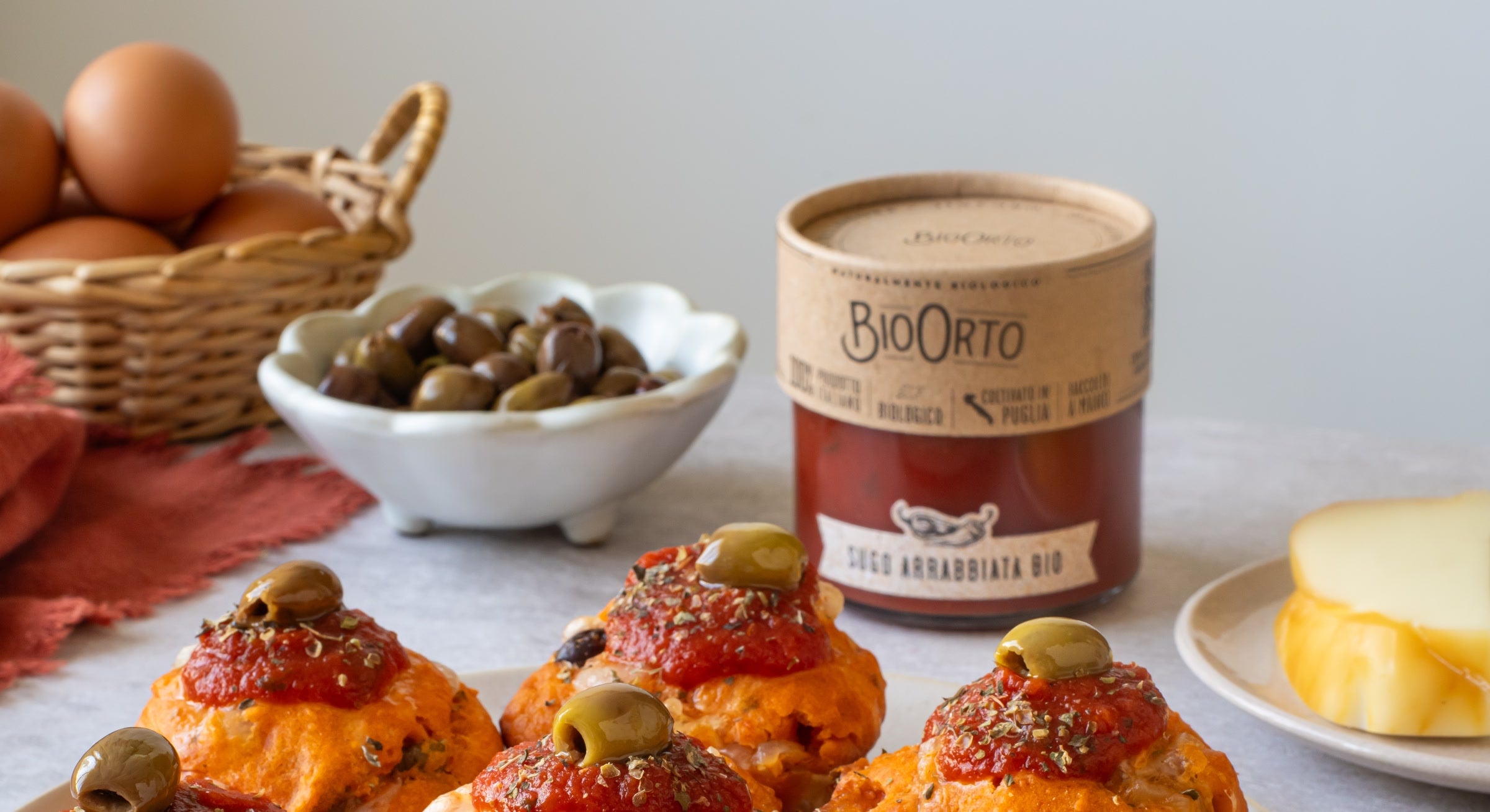 Gli ingredienti dei muffins salati: uova, olive Peranzana, provola affumicata e Sugo Arrabbiata Bio Bio Orto