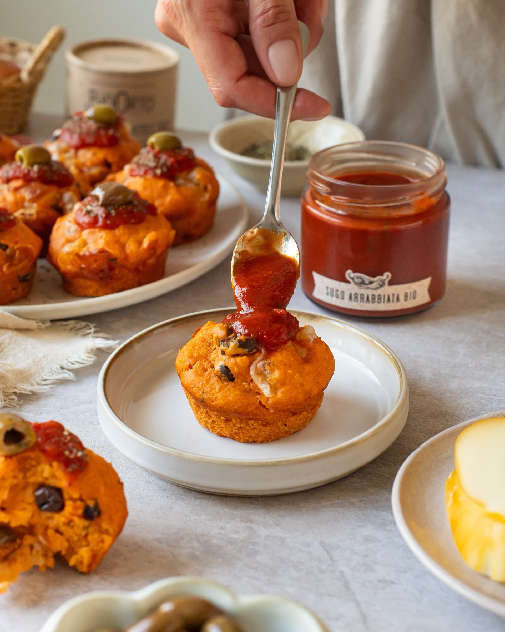 Cucchiaiata di Sugo Arrabbiata Bio Bio Orto su un muffin salato con provola e olive