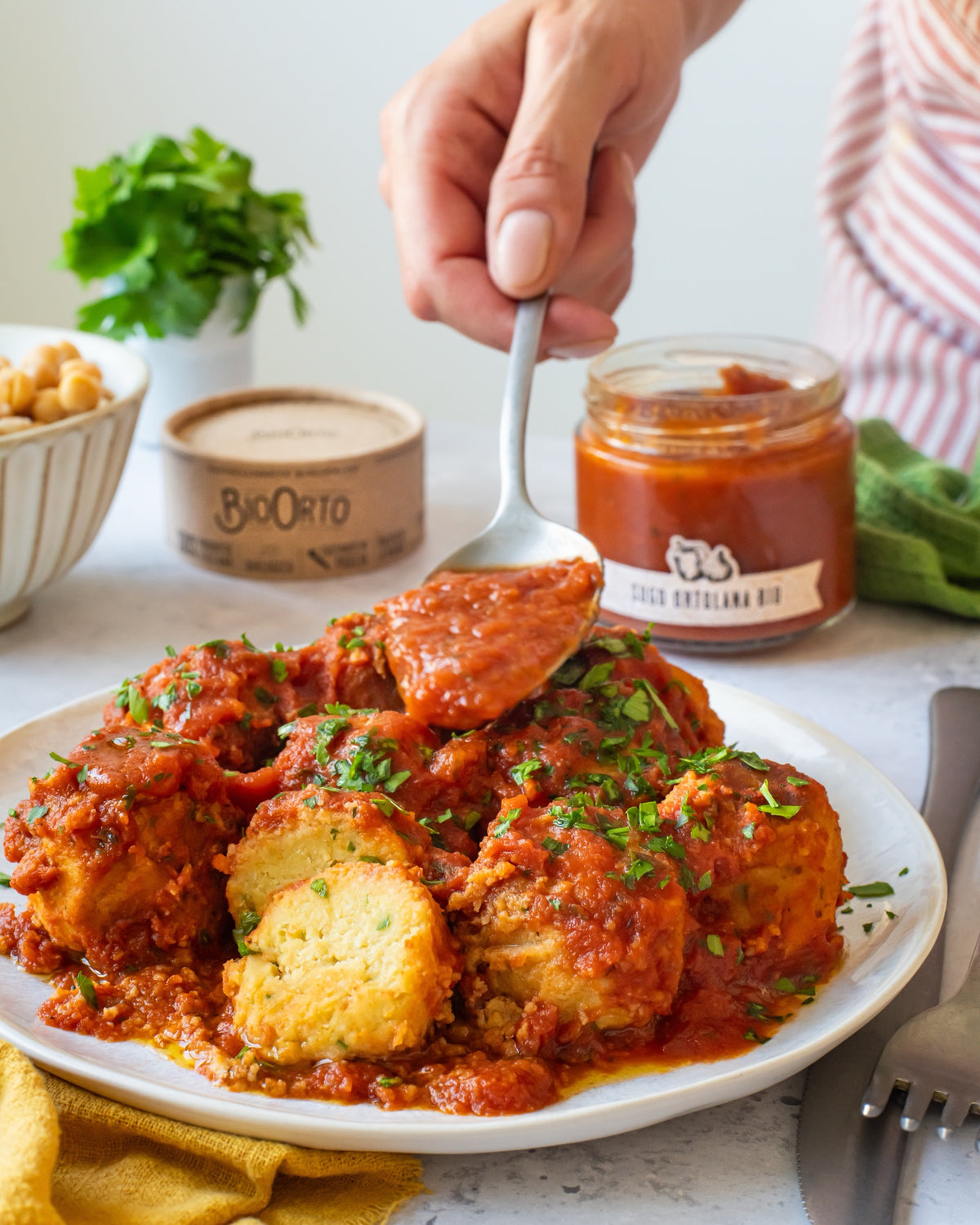 Cucchiaiata di sugo all'ortolana Bio Orto sulle polpette di ceci