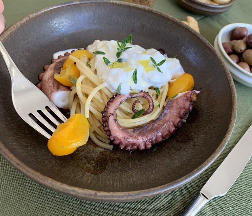 Spaghetti con datterino giallo BIO, polpo e stracciatella