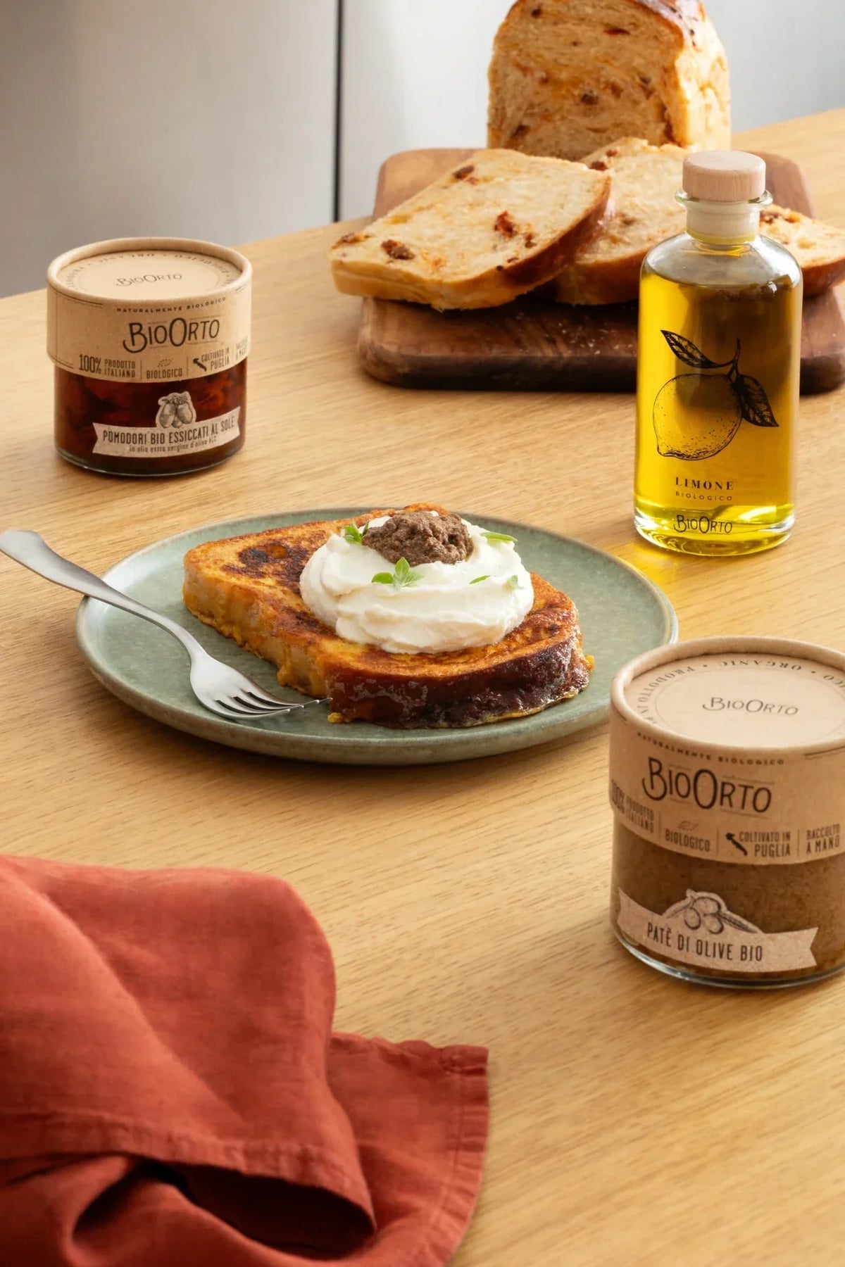 Ricetta: French toast salato ai Pomodori secchi con Paté di olive, ricotta e Aromatico al limone Bio