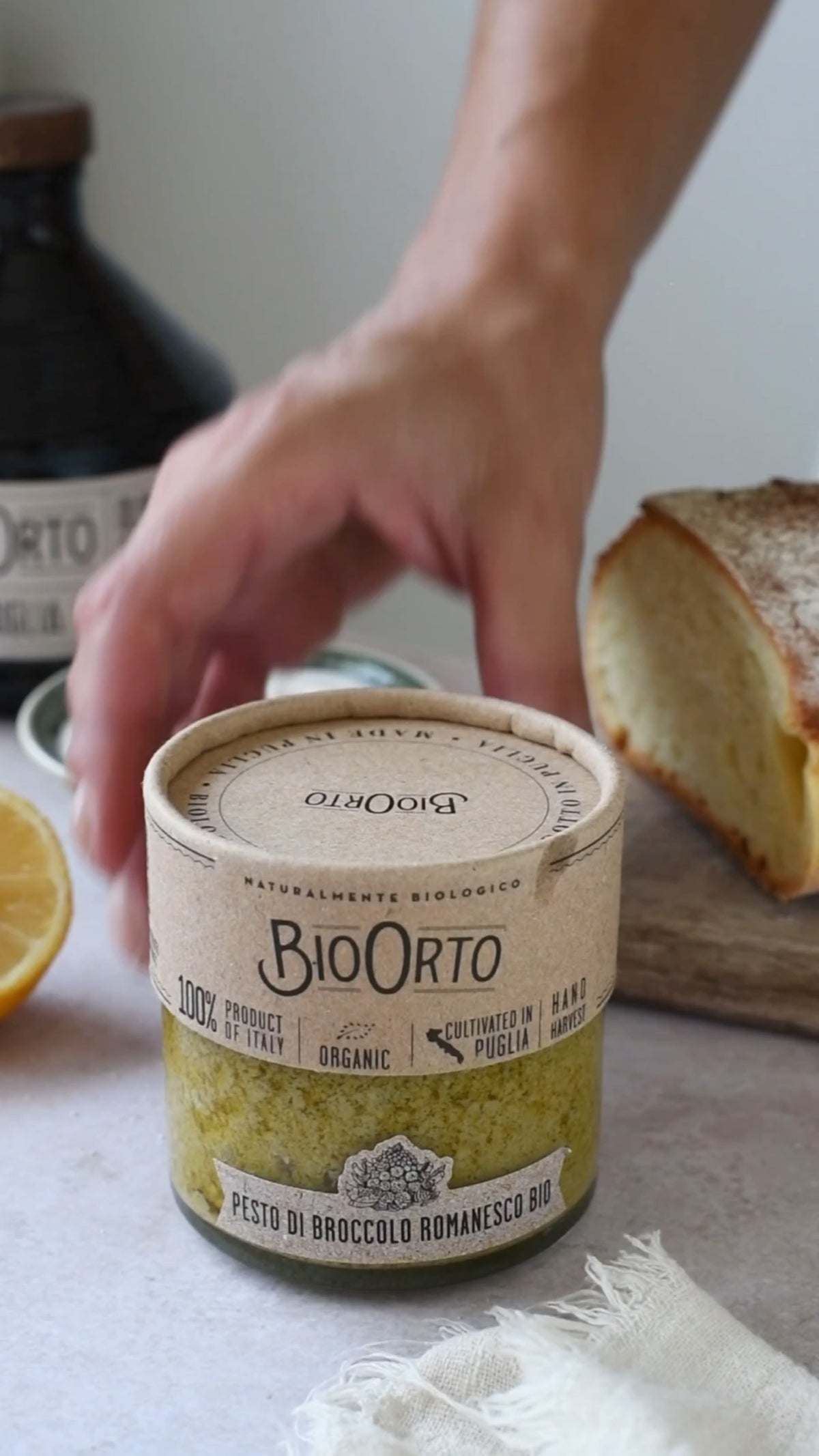 Il vasetto di crema di broccolo romanesco Bio Orto con pane casereccio, limone e stracciatella