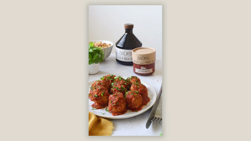 Videoricetta delle polpette di ceci e prezzemolo con sugo all'ortolana